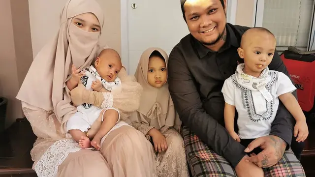 7 Potret Lawas Virgoun Bareng Inara Asuh Anak, Kini Jadi Kenangan