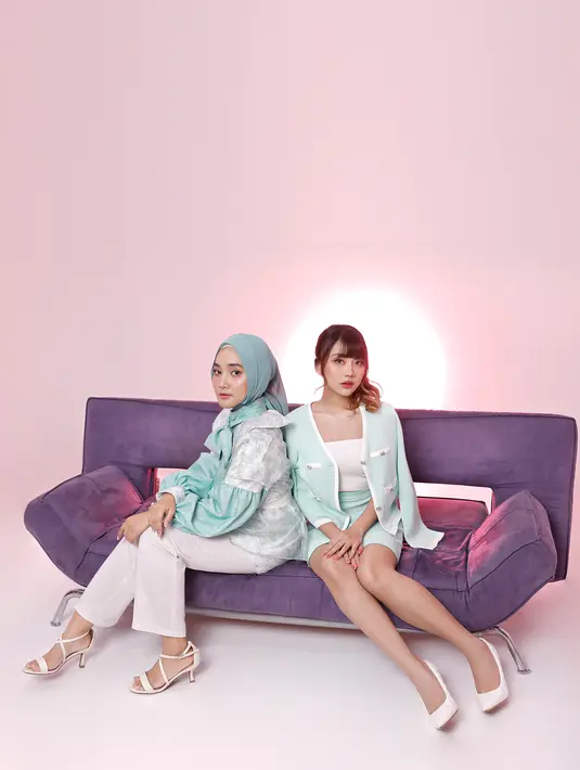 Fatin dan Ghea Indrawari berkolaborasi demi single Bukan Kamu. (Foto via Sony Music Entertainment Indonesia)
