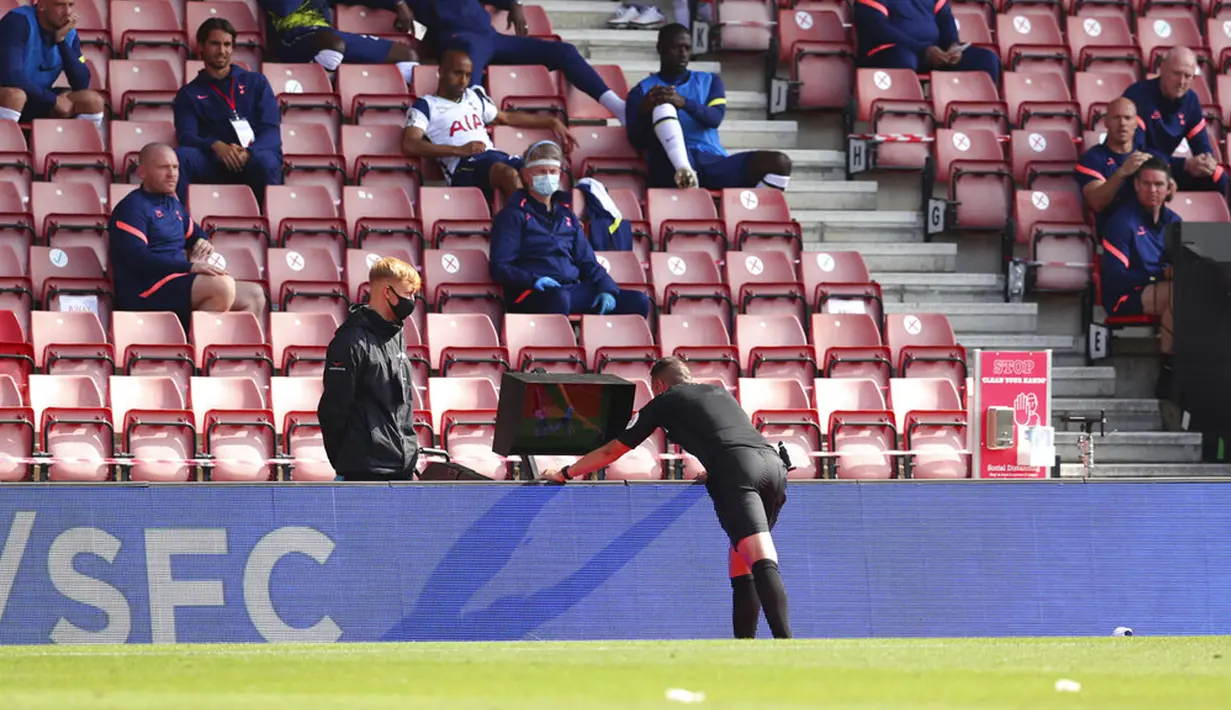 Wasit David Coote memeriksa layar VAR selama pertandingan Liga Premier Inggris antara Southampton dan Tottenham Hotspur di Stadion St. Mary, Southampton, Inggris, Minggu (20/9/2020). Tottenham menekuk Southampton 5-2, Son Heung-min menyumbang empat gol. (Cath Ivill/Pool via AP)