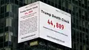 Papan berupa jam kematian yang disebut "Trump Death Clock" di Times Square, New York City pada 8 Mei 2020. Papan hasil ide dari pembuat film, Eugene Jarecki ini menampilkan jumlah kematian yang disebabkan Presiden AS Donald Trump menunda respons terhadap pandemi COVID-19. (TIMOTHY A. CLARY/AFP)