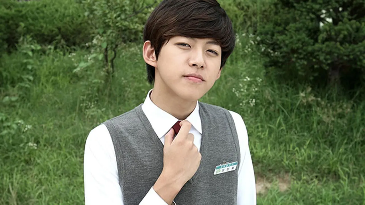 dongho-ukiss-131016c.jpg