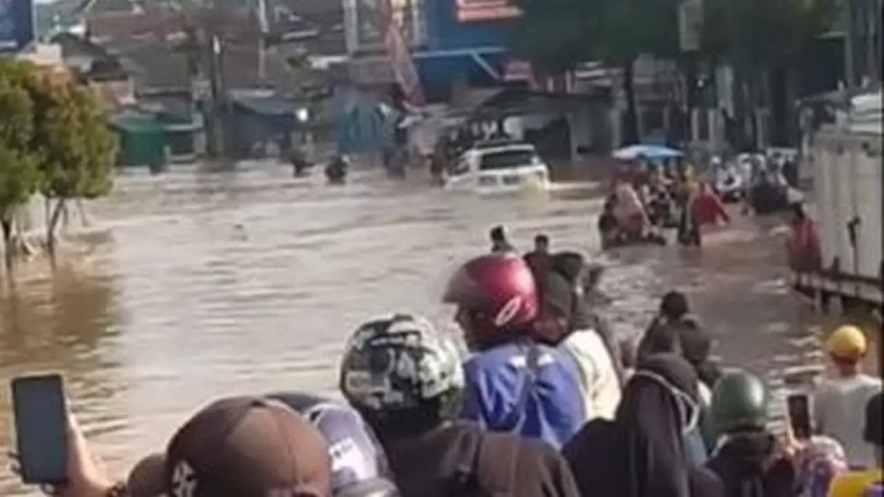 Mobil Toyota Fortuner Nekat Terabas Banjir, Berakhir Disoraki Warga