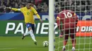Penyerang Brasil, Neymar (kiri) berusaha menendang bola saat laga persahabatan di Stade de France, Prancis, Jumat (15/3/2015 ). Brasil menang 3-1 atas Prancis. (AFP PHOTO/ Miguel Medina)