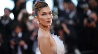 Model AS Bella Hadid berpose ketika ia tiba menghadiri pemutaran film "Rocketman" di Festival Film Cannes edisi ke-72 di Cannes, Prancis (16/5/2019). Bella Hadid tampil cantik mengenakan gaun tulle semi-tipis putih yang memukau oleh Dior Haute Couture. (AFP Photo/Loic Venance)