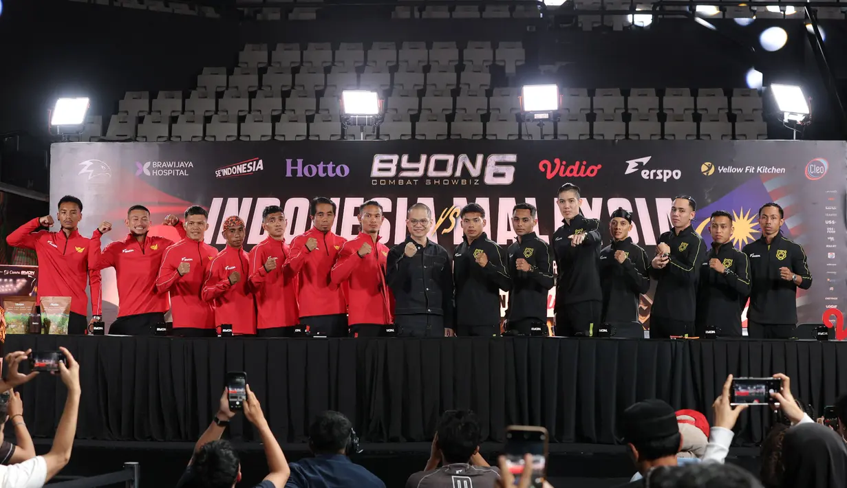 Pada pertemuan sebelumnya, Indonesia menang telak 8-1. Byon Combat Showbiz Vol. 6 menjadi salah satu pertarungan yang paling dinanti-nantikan menjelang akhir tahun 2025. Tampak dalam foto, CEO Byon Combat, Yoshua Marcellos (tengah) berfoto bersama tim Mixed Martial Arts (MMA) Indonesia dan Malaysia usai memberi keterangan terkait Byon Combat Showbiz Vol. 6 di Tennis Indoor, Senayan, Jumat (21/11/2025). (Bola.com/M Iqbal Ichsan)
