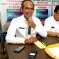 Kepala BNN Provinsi Bengkulu Kombes Pol Budiharso saat memberikan keterangan pers terkait Barang Bukti yang ditemukan di ruang kerja Bupati Bengkulu Selatan (Liputan6.com/Yuliardi Hardjo Putra)