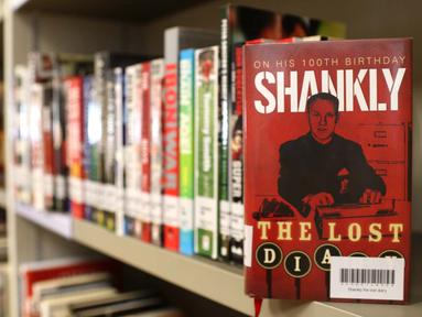 Salah satu koleksi buku di Perpustakaan Olah Raga Singapura yang terletak di Pusat Olah Raga Singapura (Singapore Sports Hub). (Bola.com/Arief Bagus)