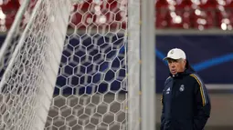 Pelatih Real Madrid, Carlo Ancelotti saat memimpin sesi latihan Real Madrid di Red Bull Arena Stadium, Leipzig, Senin (12/2/2024) jelang menghadapi RB Leipzig pada leg pertama babak 16 besar Liga Champions 2023/2024. (AFP/Odd Andersen)