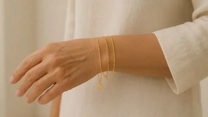 Model Gelang Emas Rantai Halus untuk Ibu-Ibu Usia 50 Tahunan/Ilustrasi AI