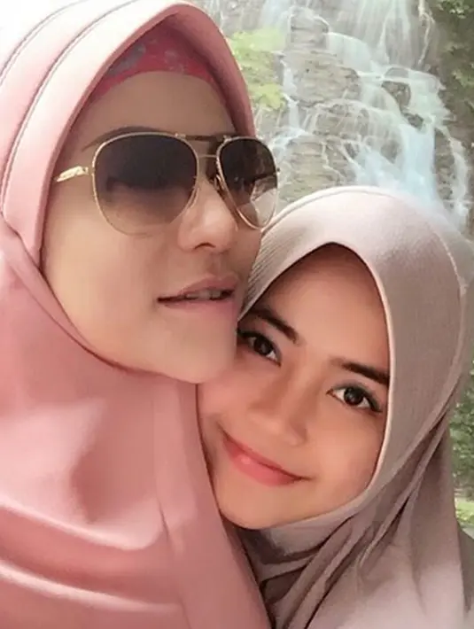 Selebritas Cinta Penelope (kiri) kini tampil dengan mengenakan hijab dan kacamata. Keinginan Cinta untuk menutupi aurat sudah ada sejak lama, namun dirinya masih berjuang untuk lulus segala cobaan. (Instagram/princess_cinta_penelope)