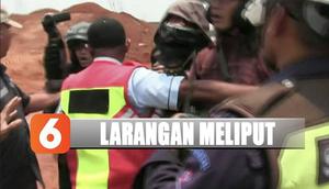 Petugas keamanan melarang wartawan saat ingin meliput kecelakaan kerja yang memakan korban di Tol Desari, jawa Barat.