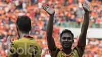 Bek Mitra Kukar, Saepuloh Maulana, melambaikan tangan saat melawan Persija pada laga Liga 1 2017 di Stadion Patriot, Bekasi, Minggu (15/5/2017). Kedua tim bermain imbang 1-1. (Bola.com/Vitalis Yogi Trisna)