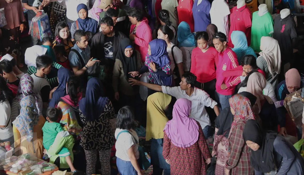 Sejumlah pembeli mencari berbagai kebutuhan berupa pakaian di Pasar Tanah Abang, Jakarta, Rabu (9/12). Libur pilkada dimanfaatkan warga untuk berbelanja pakaian di pasar tekstil terbesar di Asia Tenggara itu. (Liputan6.com/Angga Yuniar)