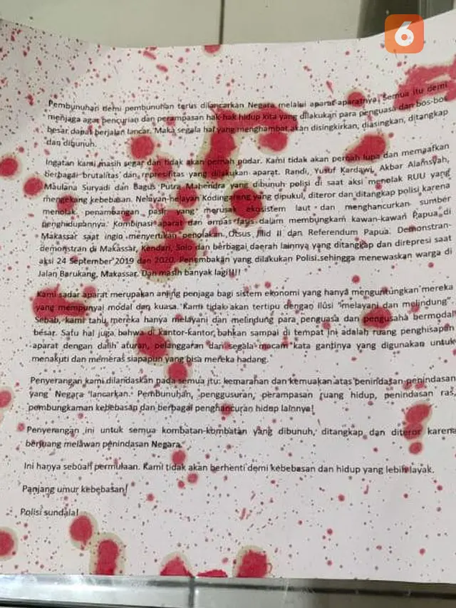 Selebaran teror dari dua pria misterius saat rusak pos polisi di Makassar (Liputan6.com/Fauzan)