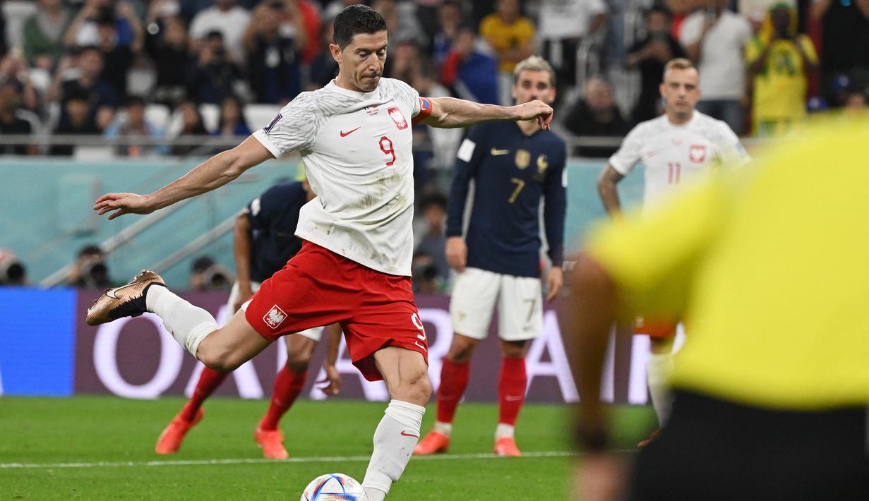 Robert Lewandowski. Striker Polandia yang total mencetak 2 gol di Piala Dunia 2022 Qatar ini menjadi pemain tertua kelima yang mampu mencetak gol pada Piala Dunia 2022 Qatar yang menjadi Piala Dunia keduanya. Gol keduanya dicetak melalui eksekusi penalti saat Polandia kalah 1-3 dari Prancis pada babak 16 besar (4/12/2022). Saat itu ia berusia 34 tahun, 3 bulan dan 14 hari. (AFP/Andrej Isakovic)