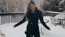 Berada di tengah salju, Jessica mengenakan outfit serba hitam. Dari jaket, celana, tas, hingga sepatu bootsnya. @jscmila