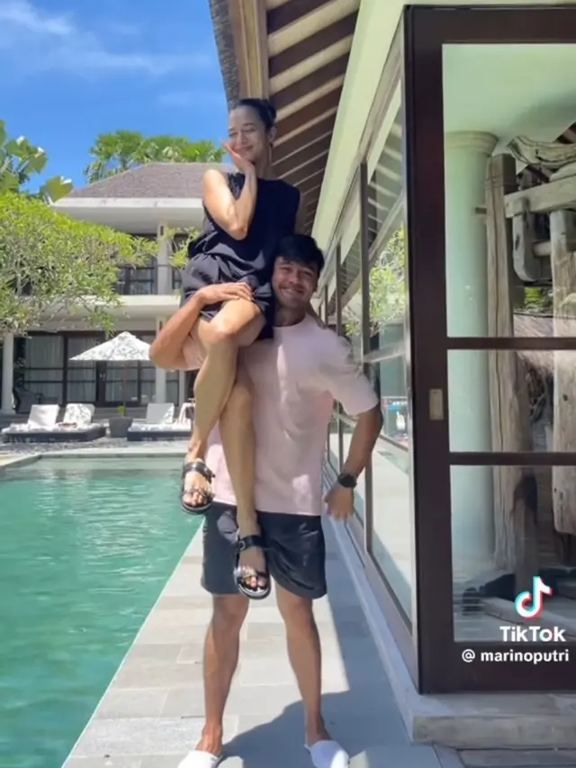 Putri Marino Bersama Suami, Chicco Jerikho dan Putrinya di Penghujung Tahun 2024 di Bali. [@chicco.jerikho]