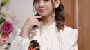 Di beberapa kesempatan saat tampil di atas panggung, Lyodra juga terlihat menggunakan busana berwarna putih. Dengan riasan serta tatanan rambut sederhana, penampilan wanita kelahiran 21 Juni 2003 ini menarik perhatian publik. (Liputan6.com/IG/lyodraofficial)