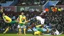 Kaki dari pemain Aston Villa, Jores Okore, beradu dengan pemain Norwich, Timm Klose di Stadion Villa Park, Inggris, Sabtu (6/2/2016). Aston Villa berhasil menaklukan Norwich 2-0. (Reuters/John Sibley)