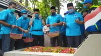Pengurus DPP Partai Gelora Ziarah ke makam Bung Tomo. (Dian Kurniawan/Liputan6.com)