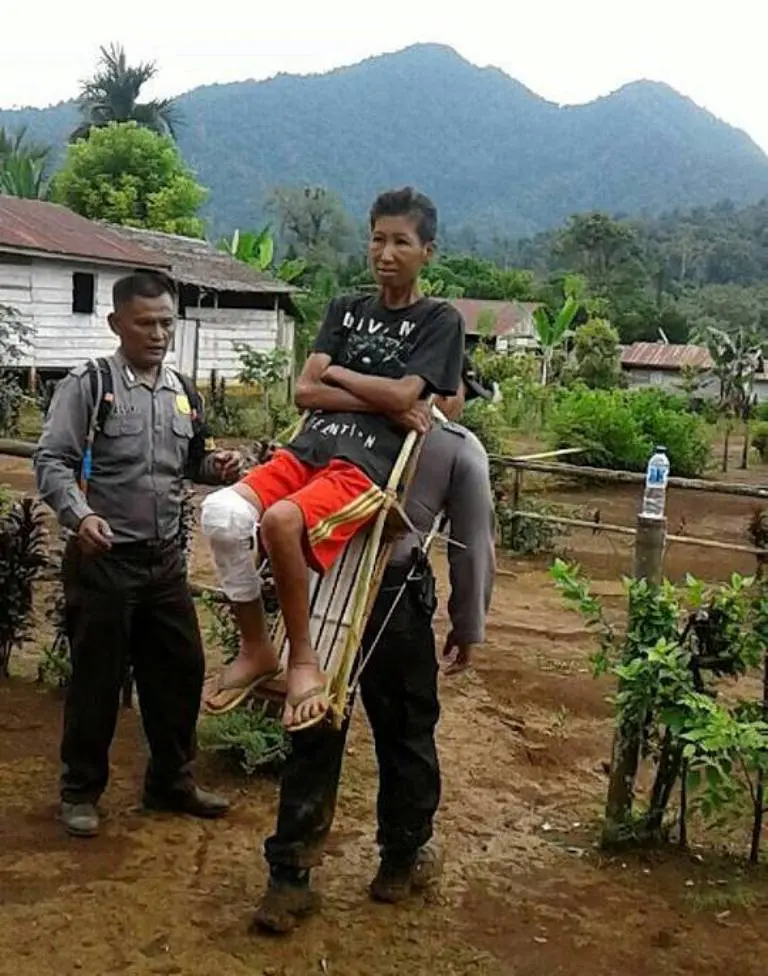 Aksi heroik polisi gendong warga yang sakit ke puskesmas. (Sumber foto: facebook.com/rendy.languju)