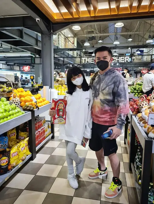 "Dia (anak) nggak neko-neko sih, cuma minta yang baik. Aku juga maunya yang baik, cuma gak sekarang," tambahnya. [Instagram/nickytirta]