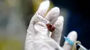 Seorang dokter hewan menyiapkan vaksin di Kebun Binatang Shanghai di Shanghai, China timur, pada 8 Desember 2020. Kebun Binatang Shanghai memberikan vaksinasi tahunan kepada semua hewan karnivoranya untuk memastikan kesehatan mereka. (Xinhua/Zhang Jiansong)