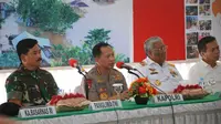 Kapolri Jenderal Tito Karnavian dan Panglima TNI Marsekal Hadi Tjahjanto Saat Berkunjung ke Konawe Utara, Sulawesi Tenggara, Sabtu (22/6/2019). (Foto: Istimewa)