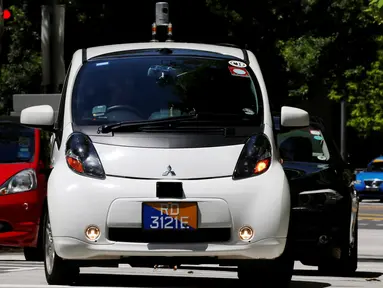 Taksi tanpa sopir ketika test drive di jalan raya Singapura, Kamis (25/8). Startup nuTonomy menjadi perusahaan pertama di dunia yang menguji coba taksi tanpa sopir di Singapura menggunakan mobil Renault dan Mitsubishi yang dimodifikasi. (REUTERS/Edgar Su)