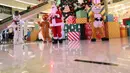 Petugas mengenakan kostum Sinterklas saat menghibur pengunjung di Senayan City Mall, Jakarta, Jumat (25/12/2020). Kegiatan tersebut bertujuan untuk melengkapi kebahagiaan Natal tahun 2020. (Liputan6.com/Herman Zakharia)