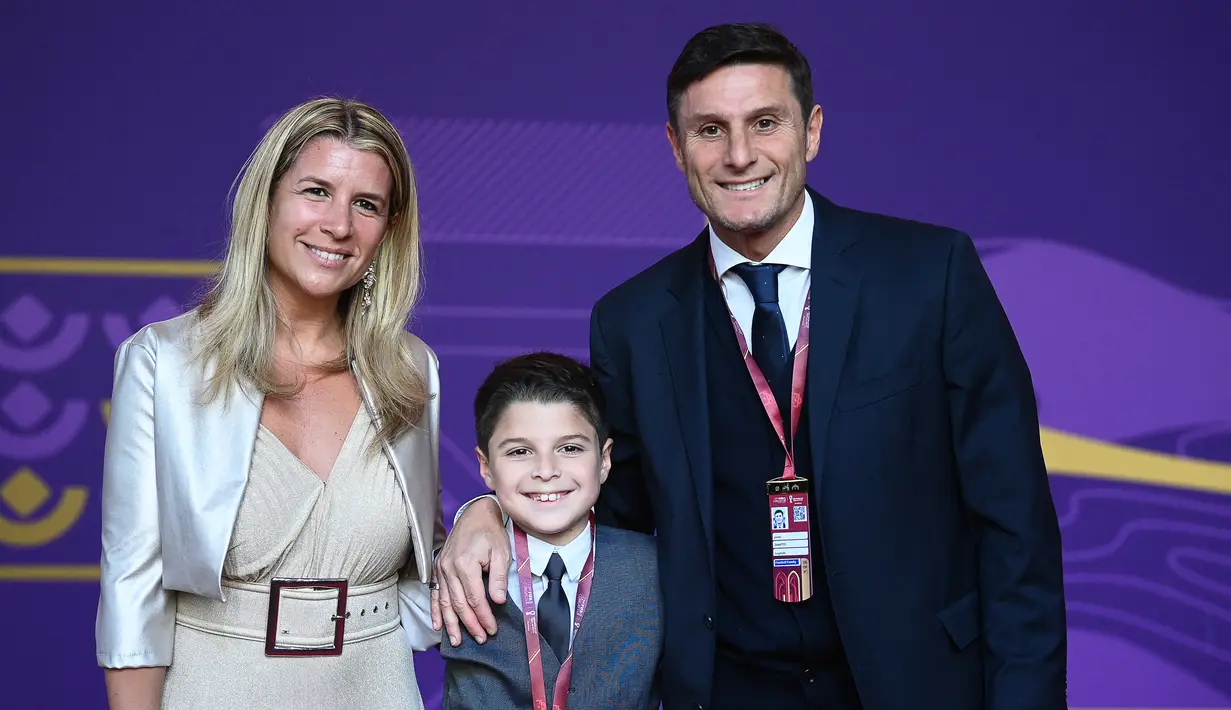 Mantan pesepakbola Argentina Javier Zanetti (kanan), istrinya Paula, dan putranya Tomas tiba untuk menghadiri undian atau drawing Piala Dunia 2022 Qatar di Doha Exhibition and Convention Center pada 1 April 2022. (FRANCK FIFE / AFP)