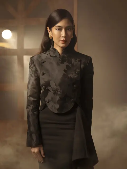 Di momen Hari Kebaya Nasional, Dian Sastrowardoyo umumkan koleksi kebayanya bersama Wilsen Willim. Ia kenalan cropped kebaya Janggan dengan cloud cut di bagian bawah dan motif bunga [@therealdisastr]