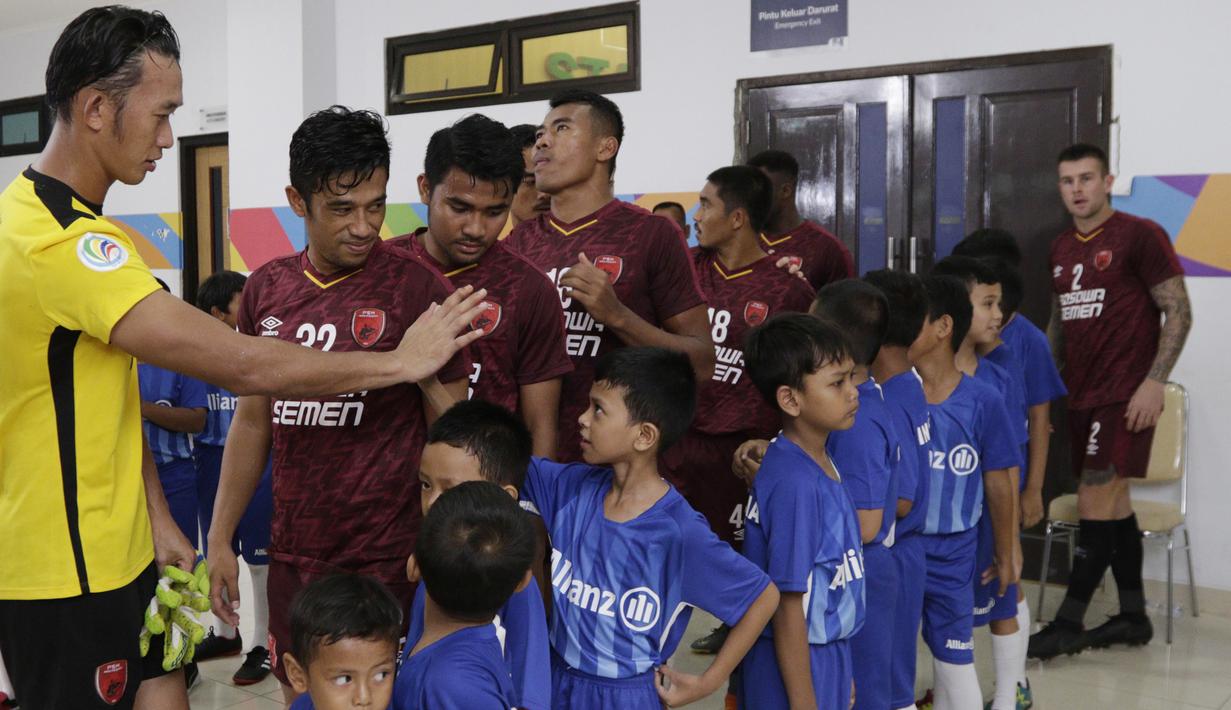 Sejumlah anak-anak dari suporter PSM Makassar menjadi pendamping saat laga Piala AFC melawan Home United di Stadion Pakansari, Bogor, Selasa (30/4). Kesempatan ini diberikan oleh Allianz sebagai salah satu sponsor. (Bola.com/Yoppy Renato)