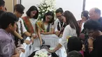Kerabat Alm Eddy Silitonga memberikan kata-kata terakhir saat prosesi adat batak di rumah duka Fatmawati, Jakarta, Sabtu (27/08). Prosesi adat batak mengiringi almarhum ke tempat peristirahatan terakhir. (Liputan6.com/Herman Zakharia)