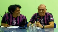 Pelatih baru Arema FC, Fernando Valente didampingi asisten pelatih F. Yanuar saat memberikan keterangan kepada media pada Rabu, 23 Agustus 2023 (Liputan6.com/Zainul Arifin)