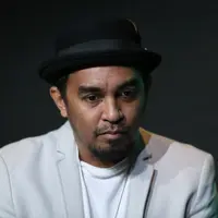 Belakangan ini, semakin banyak selebriti yang tersangkut narkoba. Hal itu memunculkan anggapan selebriti identik dengan dunia narkoba. Menurut Glenn Fredly, yang tersangkut narkoba adalah tanggung jawab masing-masing. (Adrian Putra/Bintang.com)