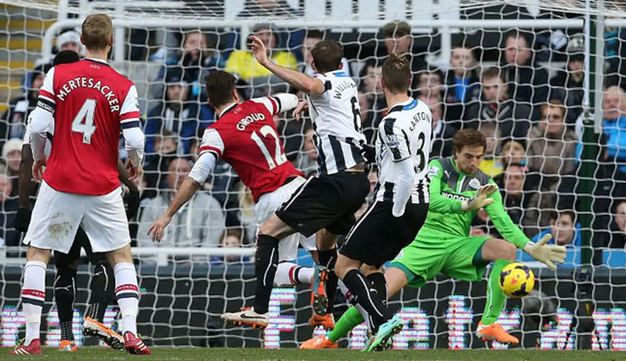 Striker Arsenal Olivier Giroud berhasil mencetak gol pembuka sekaligus gol satu-satunya pada pertandingan sepak bola Liga Inggris antara Newcastle United vs Arsenal di St James 'Park, Newcastle (30/12/13). (AFP/Ian Macnicol)