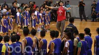 Enes Kanter memberikan Coaching Clinic kepada peserta Indonesia Basketball Academy di Britama Arena, Jakarta, Kamis (18/5/2017).  (Bola.com/Nicklas Hanoatubun)