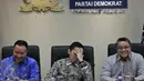 Ketua Fraksi Partai Demokrat Edhie Baskoro Yudhoyono (tengah) memberikan keterangan di Ruang Fraksi, Senayan, Jakarta, Rabu (20/1/2016). Ibas mengaku keberatan atas wacana merevisi UU tentang Pemberantasan Terorisme dan BIN. (Liputan6.com/Johan Tallo)
