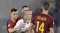 Radja Nainggolan (tengah) dan rekan-rekannya usai laga semifinal Liga Champions di Olympic Stadium,(2/4/2018). Nainggolan gagal membawa Roma ke final setelah kalah agregat dari Liverpool 6-7. (AP/Andrew Medichini)