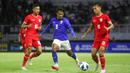 Eav Sovanara mencoba melepaskan diri dari kawalan Dony Tri Pamungkas dan Riski Afrisal pada laga Kamboja versus Timnas Indonesia U-19 di Stadion Gelora Bung Tomo dalam matchday 2 Piala AFF U-19 2024, Sabtu (20/7/2024) malam WIB. (Bola.com/Aditya Wany)
