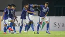 Para pemain Persib Bandung merayakan gol ketiga ke gawang Persipura Jayapura yang dicetak Geoffrey Castillion (kedua kanan) dalam laga pekan ke-10 BRI Liga 1 2021/2022 di Stadion Manahan, Solo, Sabtu (30/10/2021). (Bola.com/Bagaskara Lazuardi)