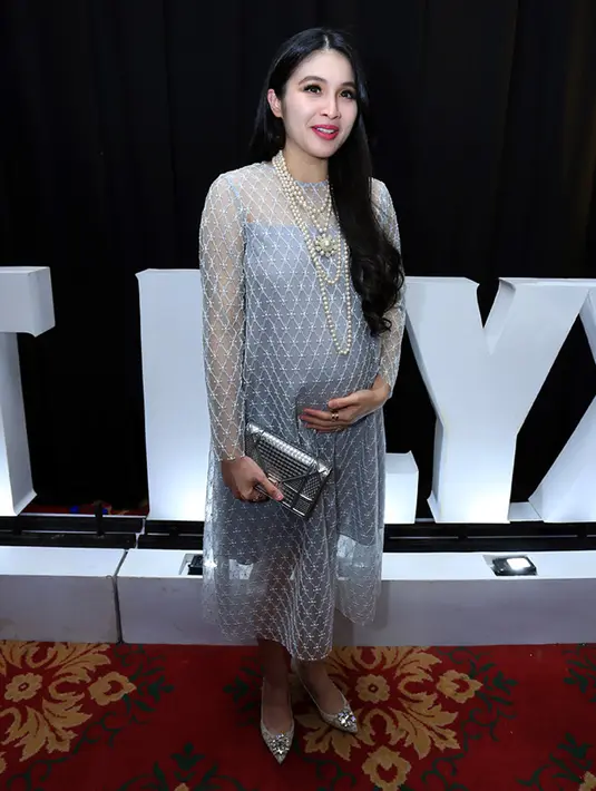 Diperkirakan akan melahirkan di sekitar liburan hari Natal, Sandra Dewi khawatir jika dokternya sedang berlibur. Di sisi lain, ia yang sudah mengetahui jenis kelamin anaknya masih belum ingin menginformasikan kepada publik. (Deki Prayoga/Bintang.com)