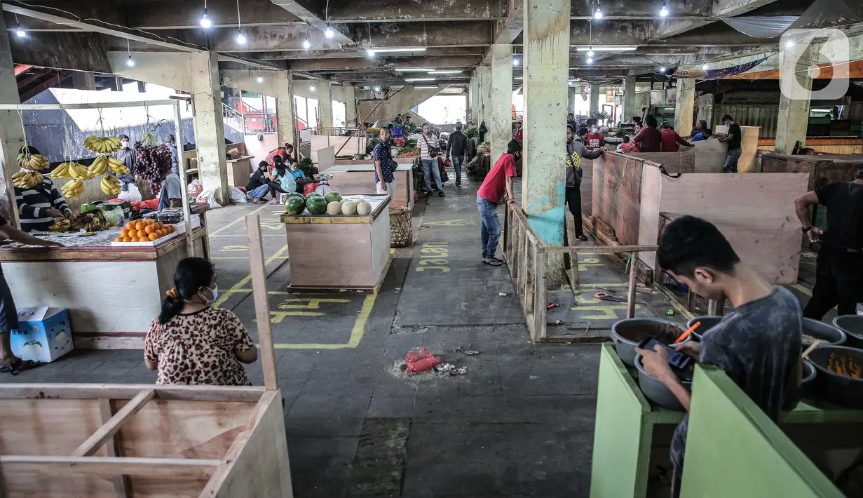 Suasana lapak jualan pedagang terdampak kebakaran di Blok B, Pasar Minggu, Jakarta Selatan, Rabu (21/4/2021). Lapak baru tersebut merupakan upaya relokasi agar puluhan pedagang bisa memulai jualan kembali. (Liputan6.com/Faizal Fanani)
