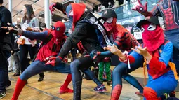 Para Cosplayers berpakaian seperti Spidermen beraksi selama Comic Convention Comic Con 2018 di Grande Halle de la Villette di Paris (26/10). (AFP Photo)