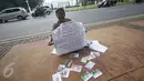Nelly Hutabarat, guru asal Deli Serdang, Sumatera Utara, melakukan aksi diam di depan Istana Negara, Jakarta, Rabu (13/7). Nelly menuntut keadilan atas penutupan SDN 10-61-59 dan pembongkaran rumah dinasnya pada 2011 silam (Liputan6.com/Immanuel Antonius)