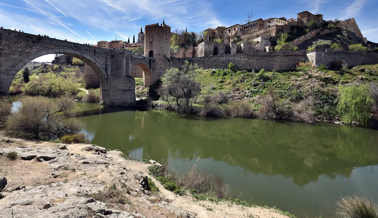 Toledo sempat menjadi ibu kota Spanyol sampai abad ke-16. Meskipun tak ada atraksi secara khusus di sini, wisatawan  akan menemukan arsitektur masjid, gereja, dan sinagoga yang menarik berdampingan di jalanan Toledo.