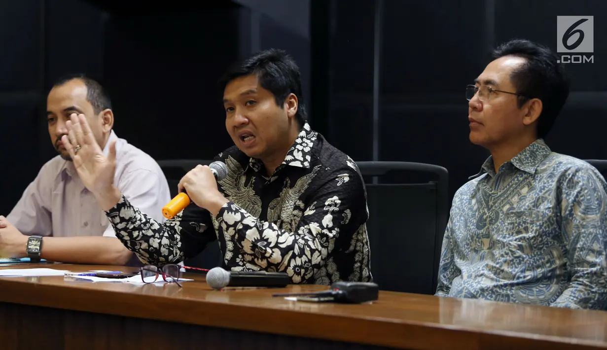 Ketua Steering Committee (SC) Piala Presiden 2018, Maruarar Sirait (tengah) memberi keterangan terkait permasalahan saat pelaksanaan final turnamen Piala Presiden 2018 di Stadion GBK, Jakarta, Senin (19/2). (Liputan6.com/Helmi Fithriansyah)