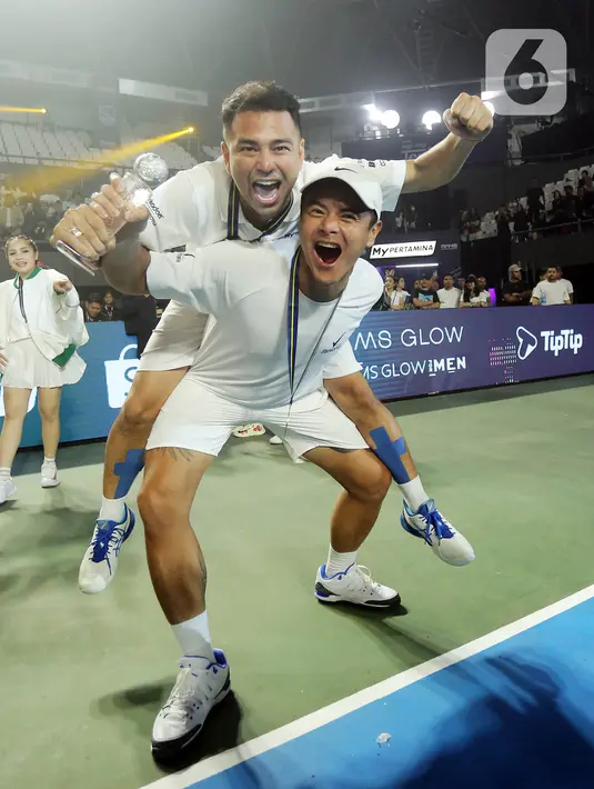 Di set kedua, giliran Raffi/Dion yang mendominasi. Mereka pun memenangkan set kedua dengan skor 6-3. (Fimela.com/Bambang E Ros)