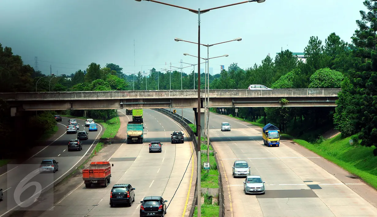 Sejumlah kendaraan melintas di jalan Jalan Tol Ulujami-Serpong kearah Jalan Tol Lingkar Luar Jakarta di kawasan gerbang tol Pondok Ranji, Tangsel, Jumat (14/4). Kondisi arus lalu lintas ditempat tersebut terpantu lancar. (Liputan6.com/Helmi Afandi)